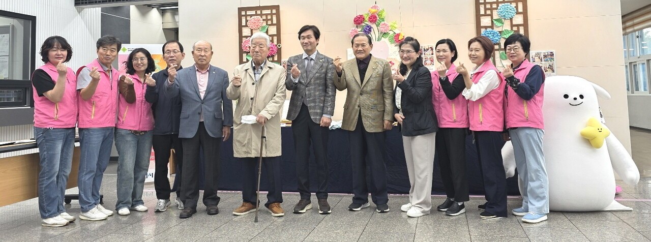 경로당 어르신 작품전시회를 찾은 조현일 시장(오른쪽 여섯 번째), 최재림 지회장(일곱 번째)과 함께 기념촬영을 하고 있다.  