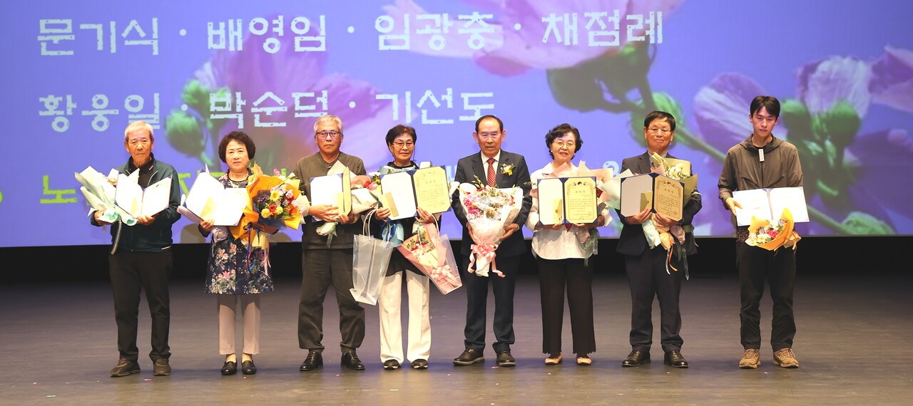 김천성 지회장(오른쪽 네 번째)이 수상자들과 기념촬영을 하고 있다. 