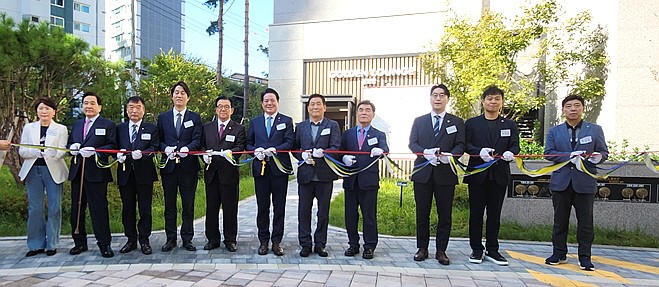 경로당 개소식에서 내빈들이 테이프 커팅을 하고 있다. 왼쪽 다섯번 째부터 임헌우 연합회장, 최대호 시장, 여덞번째 윤용호 지회장. 