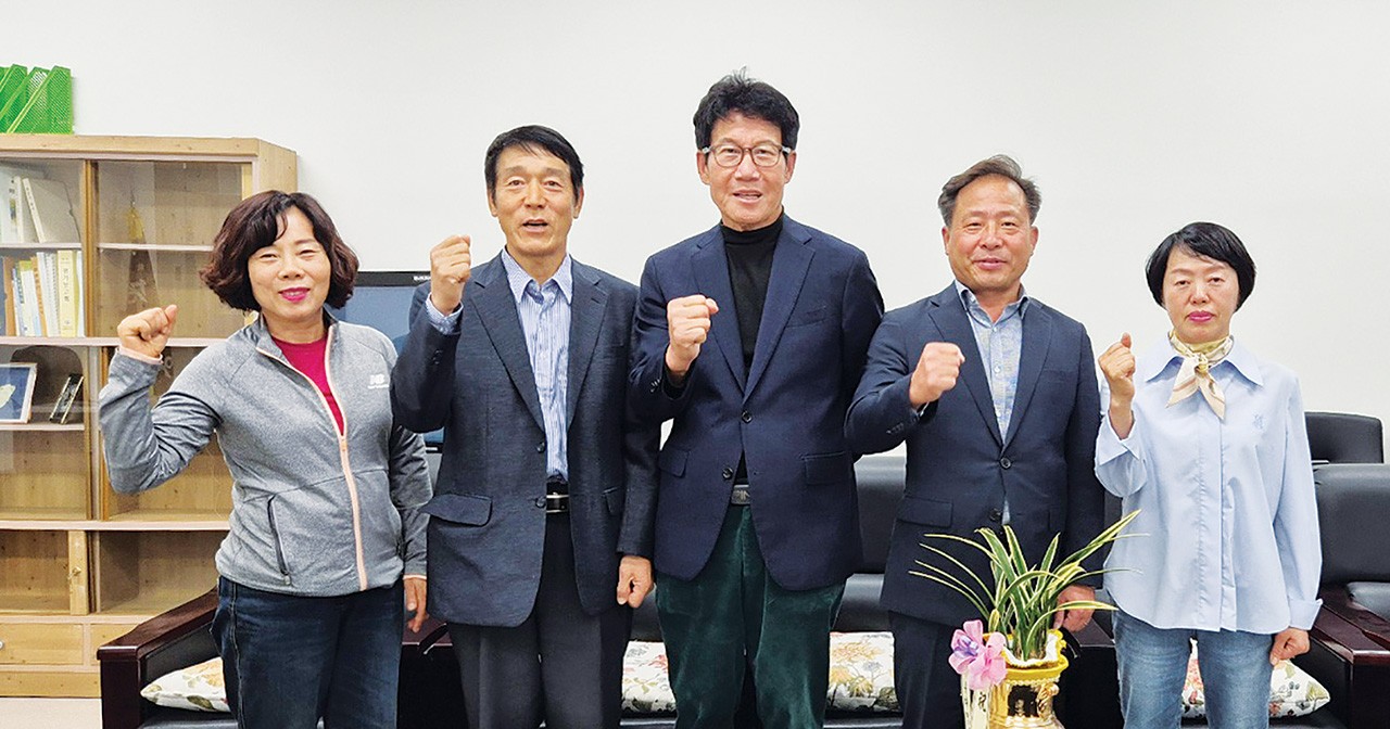 임호경 화순군지회장(사진 중앙)이 직원들과 단합의 포즈를 취했다. 임 지회장 왼쪽이 배동진 사무국장.