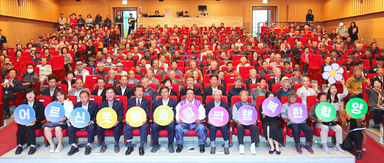 함양군지회 노인의날 행사에서 내비들기 기념찰영을 하고 있다. 사진 오른쪽에서 일곱 번째부터 이영일 지회장, 진병영 군수, 김윤택 시의장. 