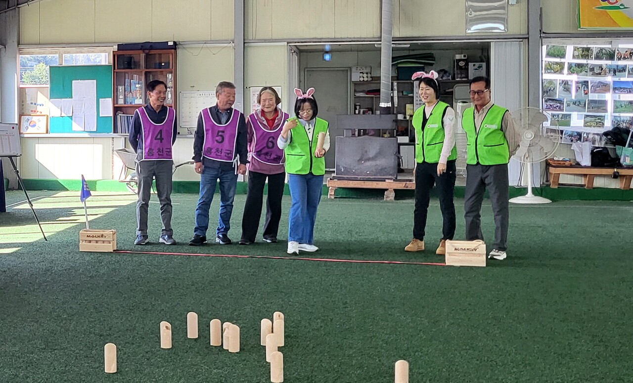 몰티게임에 참여하고 있는 경로당 회원들.