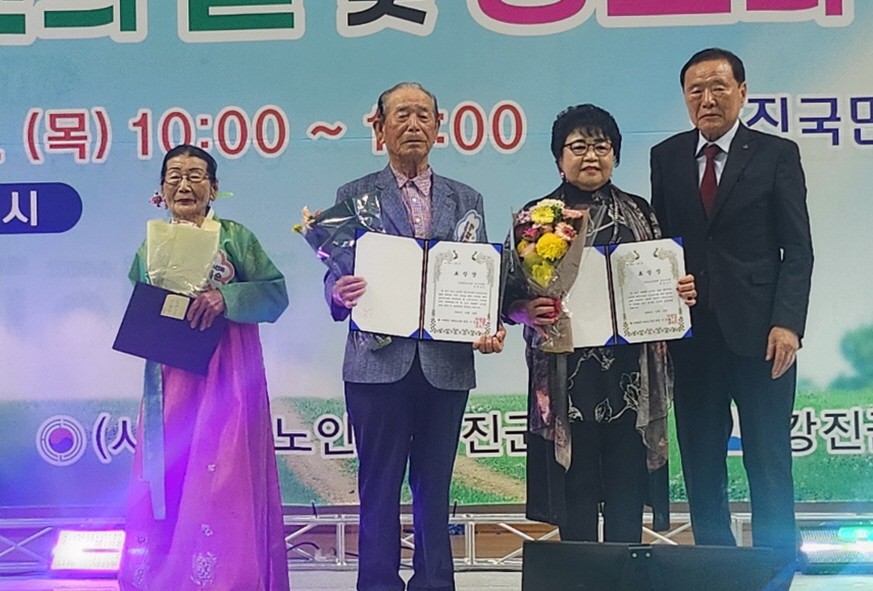 황호용 지회장(오른쪽 첫번 째)이 수상자들과 기념촬영을 하고 있다.