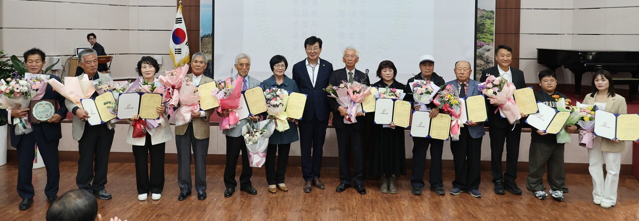 김성 군수와 수상자들.