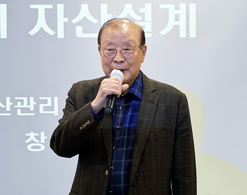 '웰에이징 행복교실' 프로그램을 운영하고 있는 차흥봉 웰에이징포럼 대표.