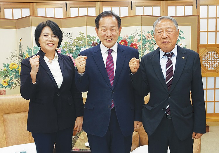 신현국 문경시장(중앙)이 박경규 문경시지회장(오른편), 이현숙 백세시대 발행인(왼쪽)과 파이팅을 하고 있다.