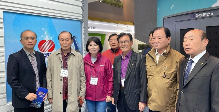 참가자들이 기념촬영하고 있다.  임태균 부장, 김두봉 연합회장, 김미라 대표와 지회장들.