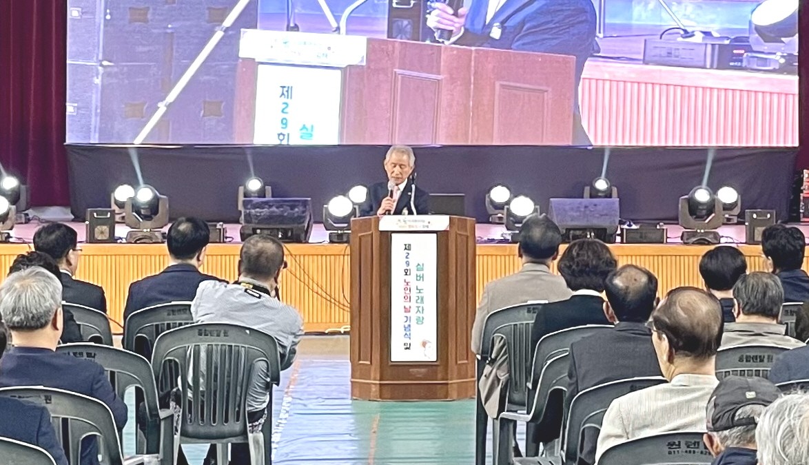 이갑순 지회장이 기념사를 하고 있다. 