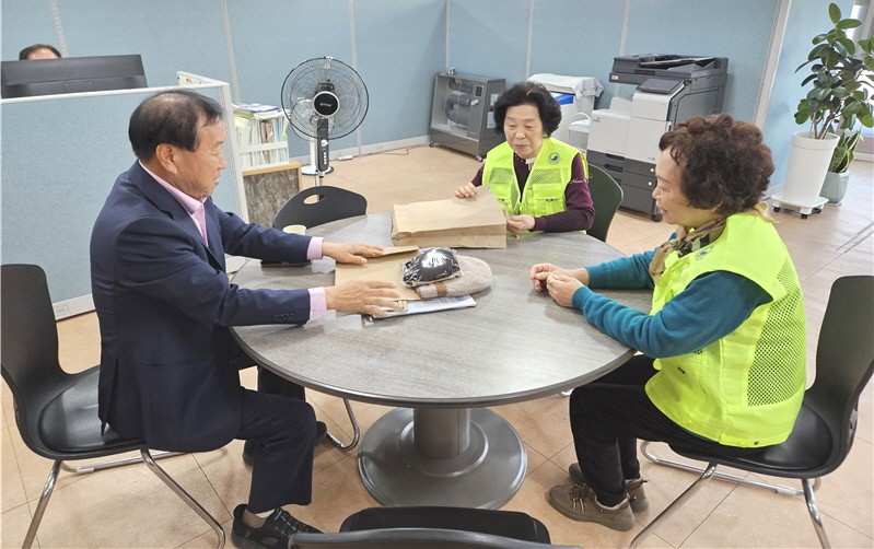 곽철곤 지회장이 노인일자리 참여자들에게 방한용품을 지급하고 있다. 