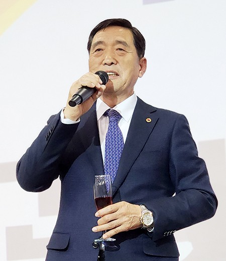 장동원 가평군지회장이 건배 제의를 하고 있다.