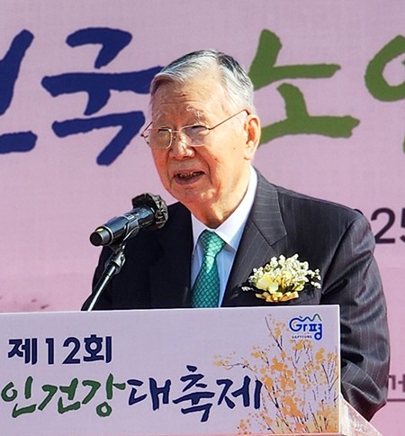 개막식에서 이중근 대한노인회장이 환영사를 하고 있다.