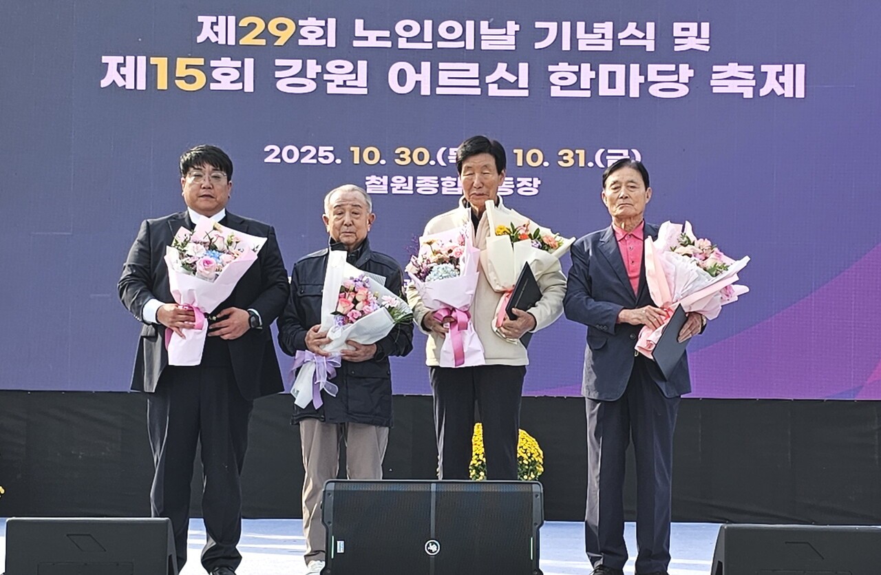 이건실 강원연합회장(왼쪽에서 두 번째)이 연합회장상을 수여하고 수상자들과 기념촬영하고 있다. 