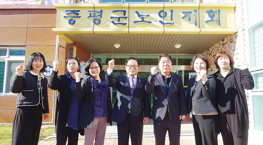 연기봉 증평군지회장(가운데)이 직원들과 단합의 포즈를 취했다. 연 지회장 오른편이 김홍철 사무국장.