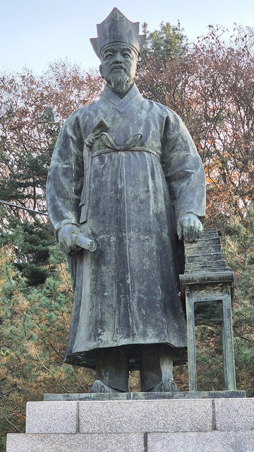 경기도 파주시 법원읍 동문리 ‘율곡 선생 유적지’에 있는 이이 동상.