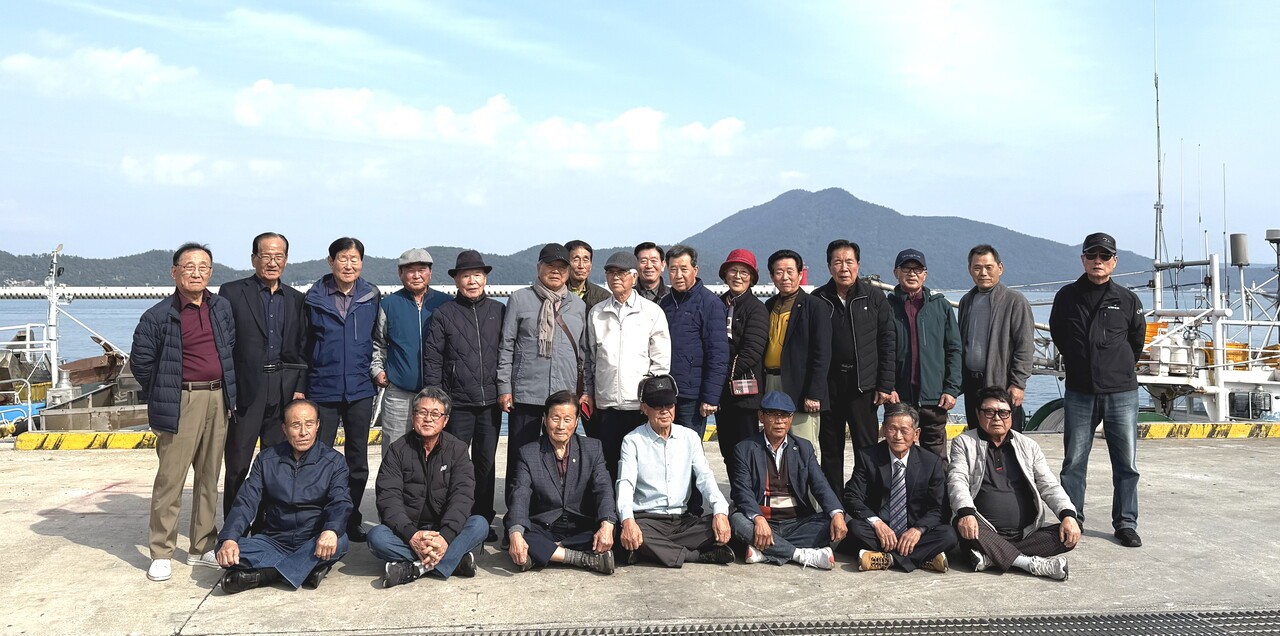 순창군지회 임원진들이 완도군 일원에서 문화탐방을 실시하며 기념촬영을 했다.