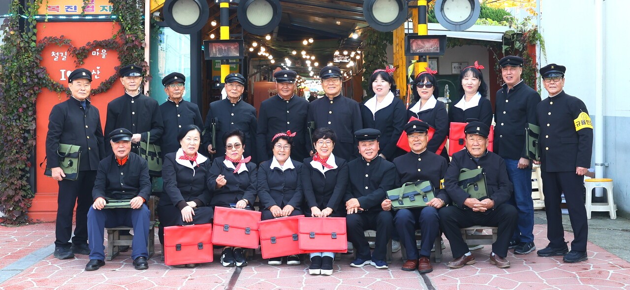 오산시지회 임직원 문화탐방에서 경암동 철길마을을 방문해 기념사진을 촬영했다. 