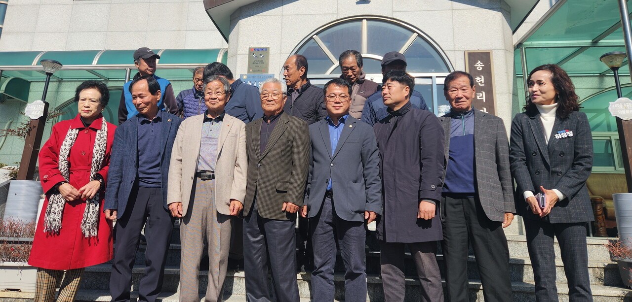 모범경로당 현판식에 참여한 내빈들이 기념촬영을 하고 있다. 첫줄 왼쪽 세 번째부터 이범로 지회장, 이익규 경로당회장