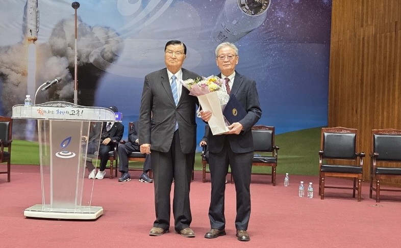 정병남 당선자(오른쪽)가 신송우 선거관리위원장(왼쪽)과 기념촬영을 하고 있다. 