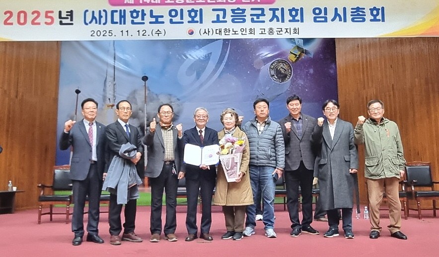 정병남 당선자(왼쪽에서 네번째)가 당선 후 관계자들과 기념촬영을 하고 있다. 