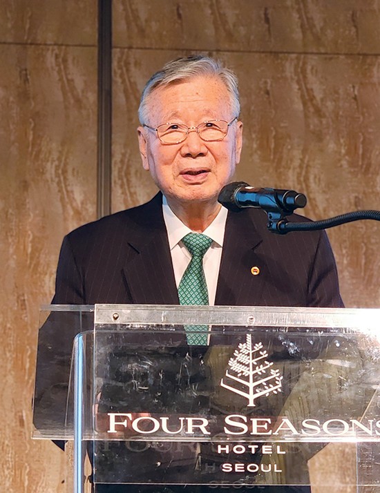 이중근 대한노인회장이 인사말을 하고 있다.