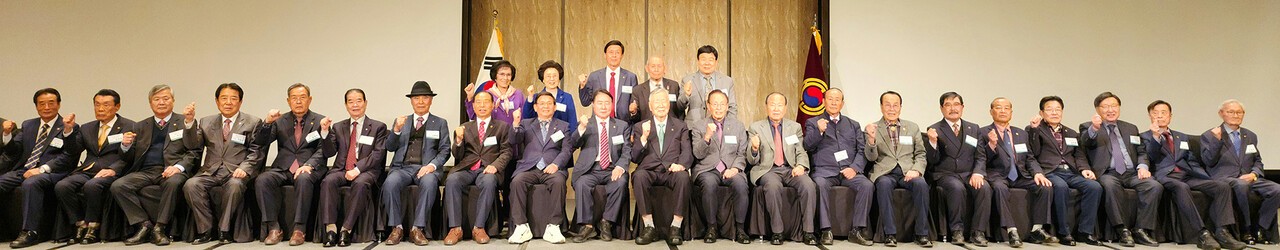 부산연합회, 대구연합회, 대전연합회, 경북연합회 소속 지회장들이 이중근 회장과 기념촬영을 했다.