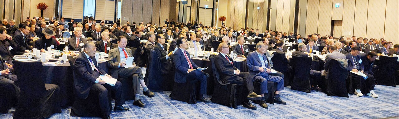 교육에 참석한 연합회장과 지회장들이 강의를 경청하고 있다.