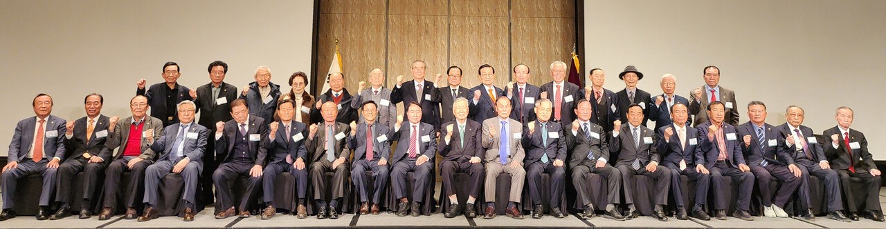 서울연합회와 전북연합회 소속 지회장들이 이중근 회장과 기념촬영을 하고 있다.