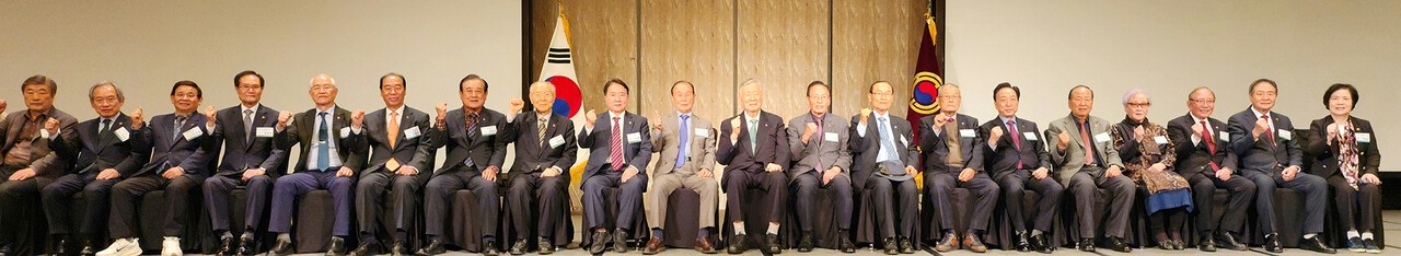 2025년도 전국 회장단 교육에 참석한 시ㆍ도 연합회장, 중앙회 임직원 등이 이중근 대한노인회장과 함께 기념촬영을 하고 있다.