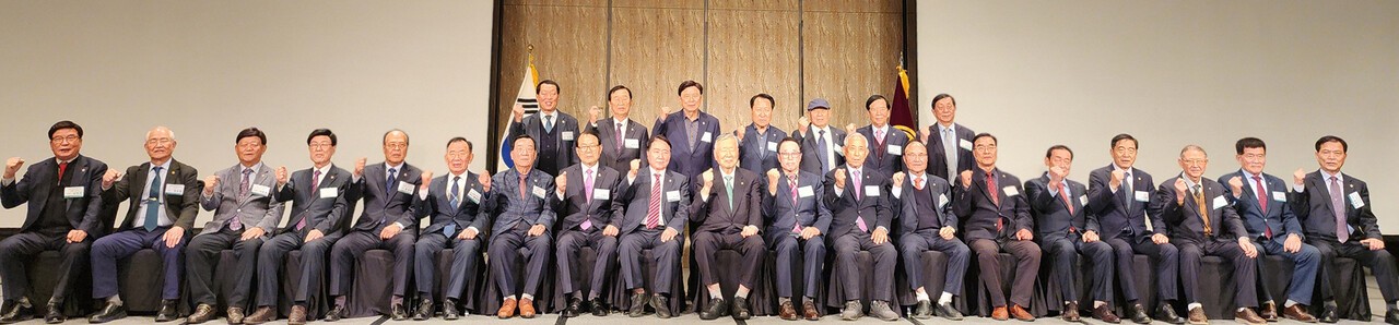 경기연합회 소속 지회장들이 이중근 회장과 기념촬영을 했다.