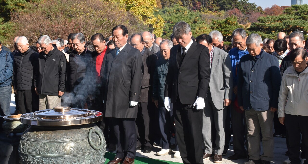 현충원을 참배하고 있는 양평군지회 모범경로당회장단