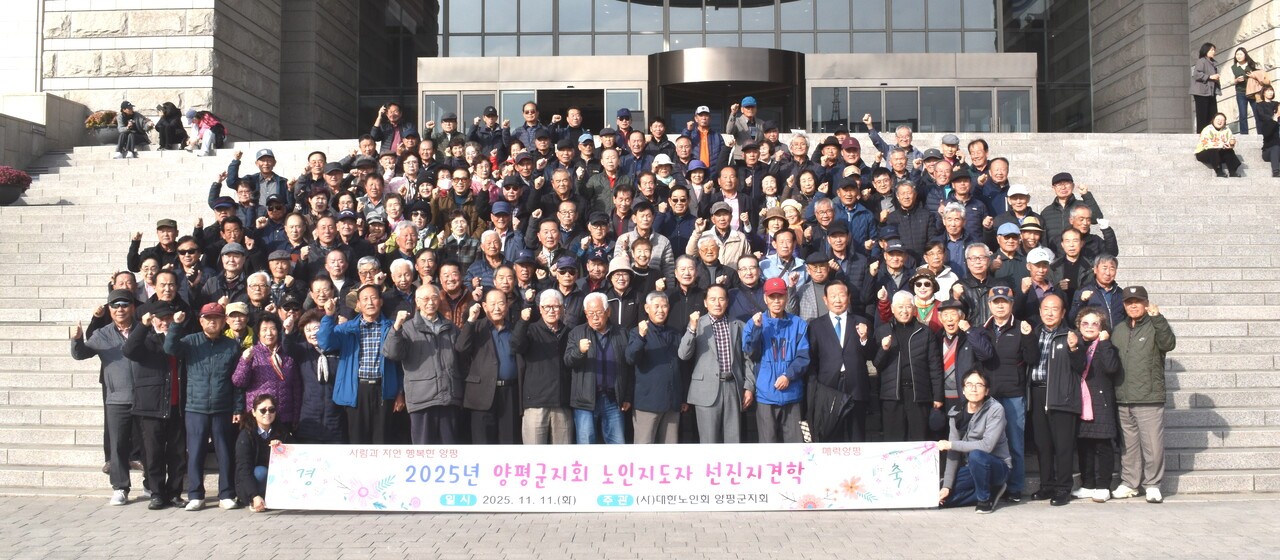 전쟁기념관을 방문해 기념촬영을 했다. 