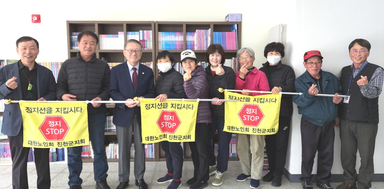 박승구 지회장(왼쪽 세번째)이 푸른실버 지킴이들과 기념촬영을 하고 있다. 