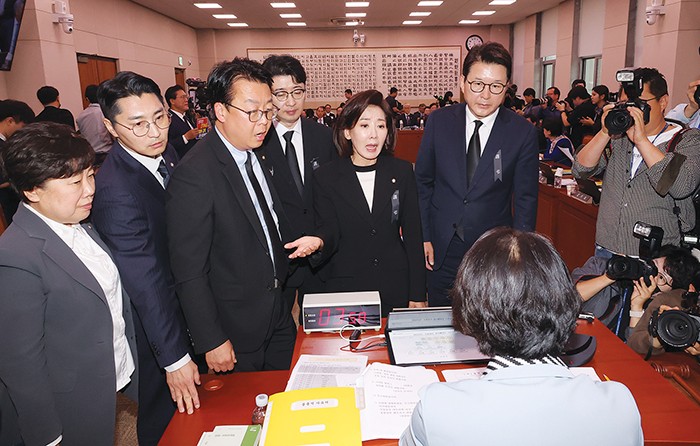 지난 10월 13일 서울 여의도 국회에서 열린 대법원 등에 대한 법제사법위원회 국정감사에서 국민의힘 의원들이 추미애 법사위원장에게 조희대 대법원장 이석을 요구하고 있는 모습. 	사진=연합뉴스