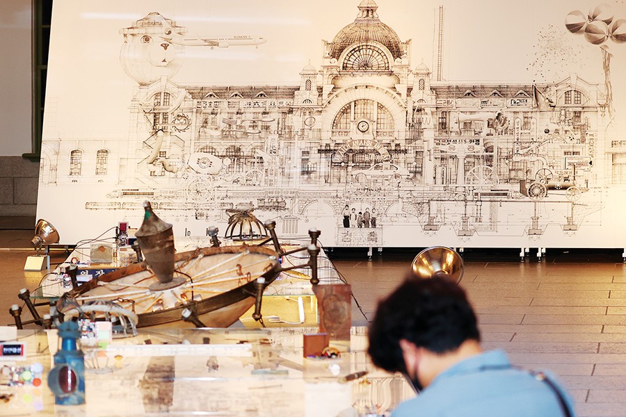 복합문화공간인 ‘문화역서울284’로 변신한 옛 서울역사의 100주년을 기념해 열리는 이번 전시에서는 옛 사진과 영상, 설치작품 등을 통해 과거와 현재를 그리고 미래를 들여다본다. 사진은 중앙홀에 설치된 권민호 작가의 ‘서울역, 백년의 얼굴’. 	사진=연합뉴스