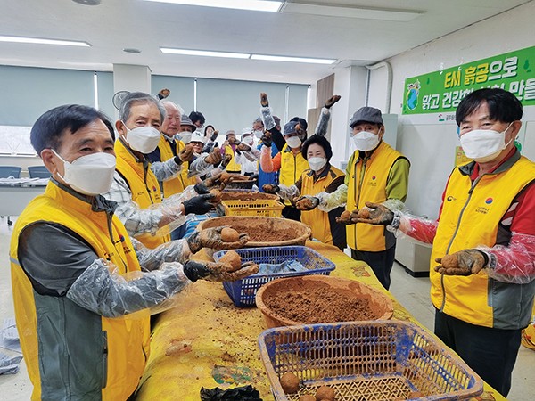 그린봉사단원들이 EM 흙공을 만들어 보이고 있다.