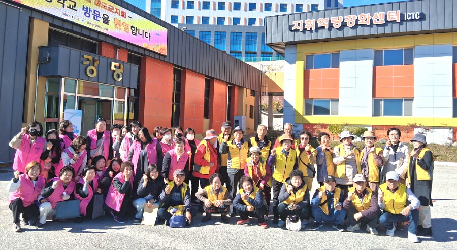 청도군지회 행복선생님들과 봉사단이 소방안전교육을 받고 기념촬영을 하고 있다. 