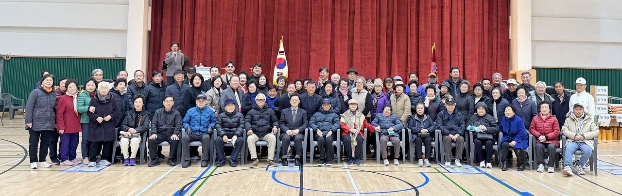 한마음 체육대회에 참석한 내빈과 어르신들이 기념촬영을 하고 있다. 사진 앞줄 오른쪽에서 열 번째가 유지훈 지회장. 