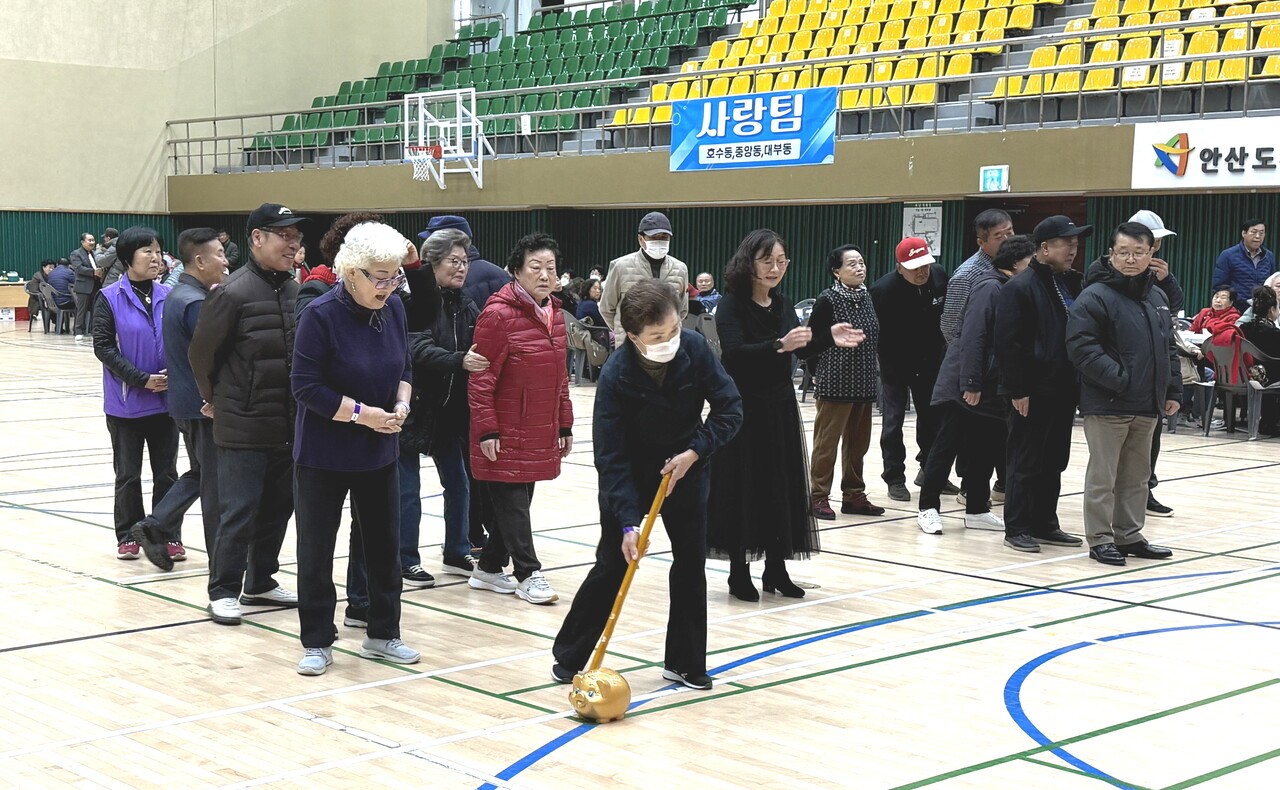 복돼지 잡기 게임을 하고 있는 어르신들.