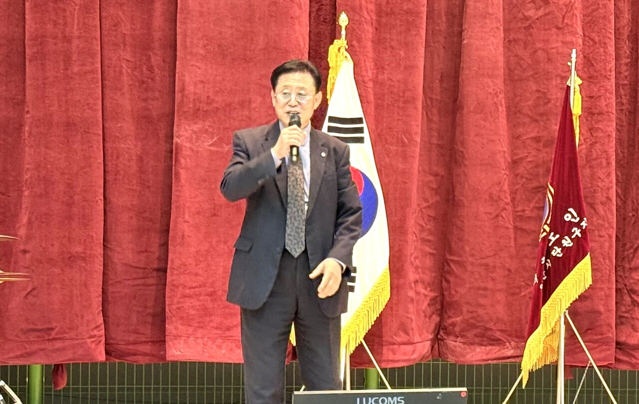 무대에 올라 노래하는 유지훈 지회장. 