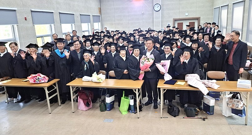 정읍시지회 제43기 노인대학 졸업생들과 내빈들이 기념촬영을 하고 있다. 사진 왼쪽 두번째 이호춘 지회장과 여섯번째 박일 시의장, 중앙에 꽃다발을 든 이학수 시장.