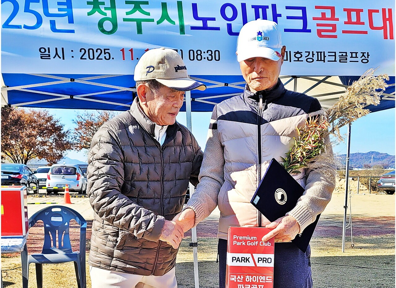 왼쪽부터 한종수 지회장과 MVP를 차지한 하우용 선수.