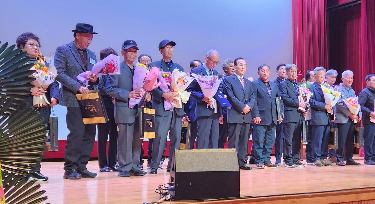 정일영 지회장(왼쪽에서 여섯 번째)이 수상자들과 기념촬영을 하고 있다. 