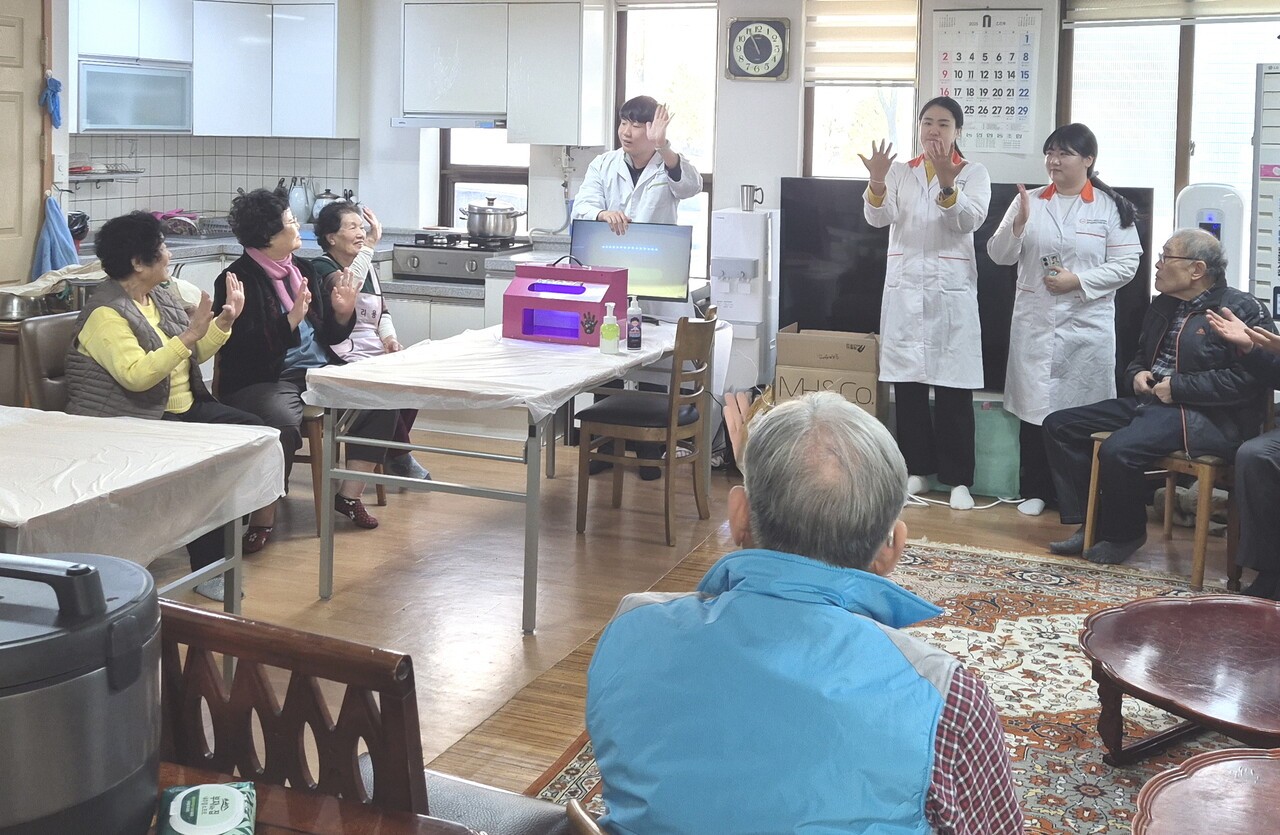 경로당회원들이 개인위생과 청결에 대한 교육을 받고 있다. 