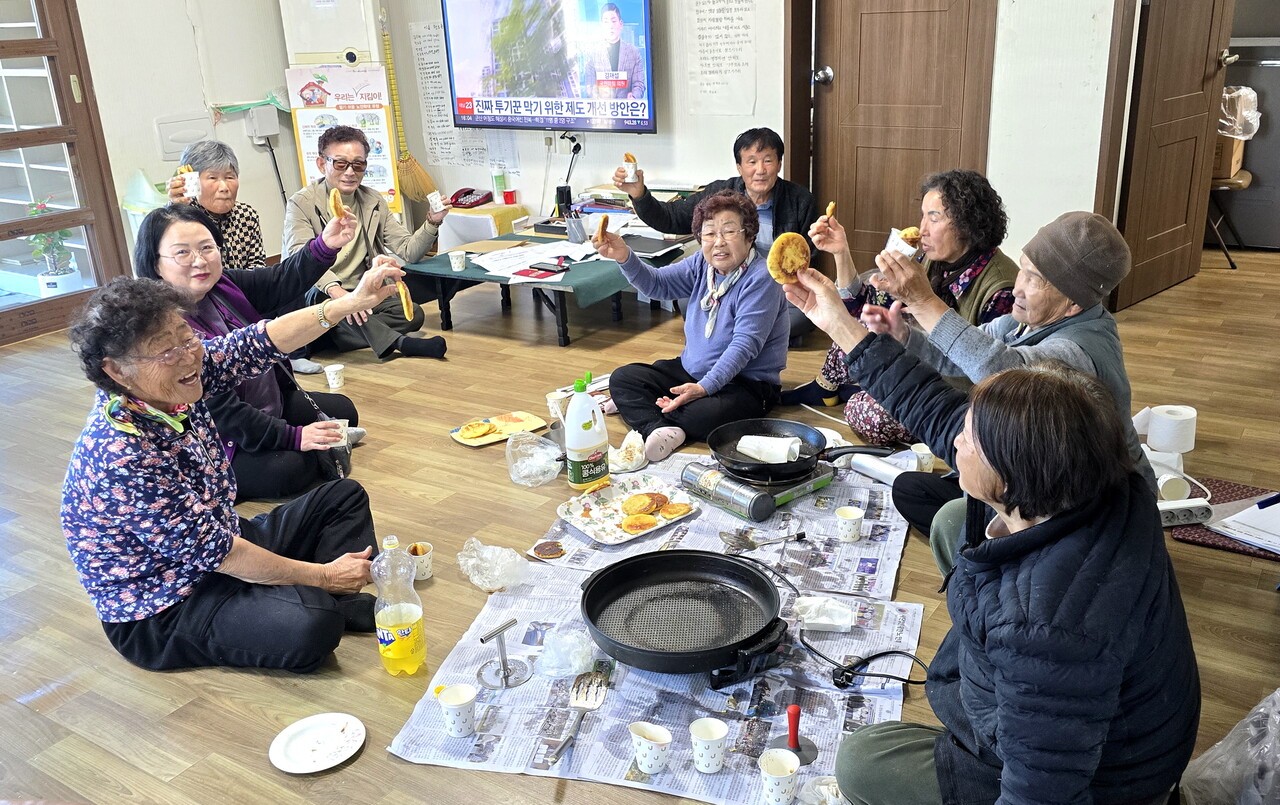 행동경로당 회원들이 직접 만든 호떡을 나눠먹으며 즐거워하고 있다. 