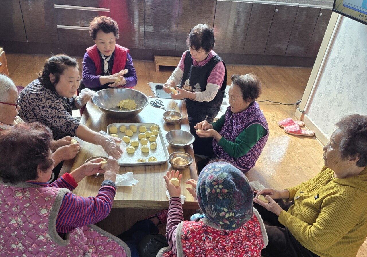 화신1리경로당 회원들이 호떡을 만들고 있다. 