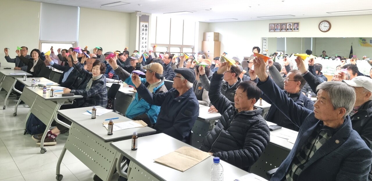 행사 참석자들이 비행기 날리기 이벤트에 참여했다. 