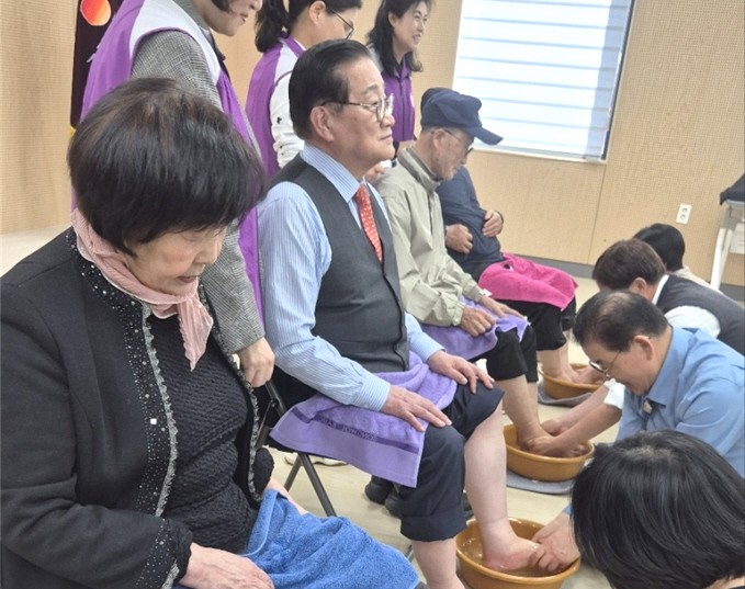 세족식을 진행하고 있는 모습. 왼쪽에서 두번째 김성태 지회장. 