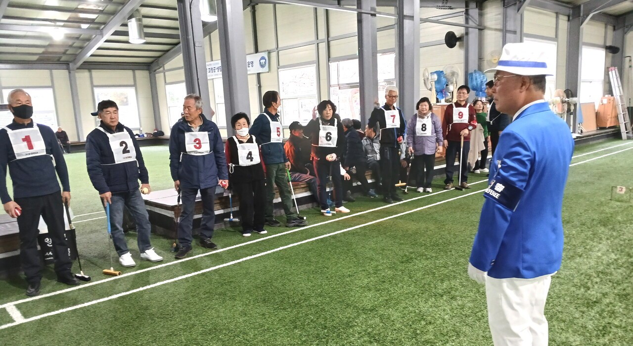 선수들이 경기를 위해 도열해 있다.