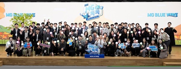 에스피네이처 장영재 대표이사(사진 오른쪽에서 네 번째)와 임직원들이 지난 18일 포항 사랑나눔의 집 무료급식소에서 독거 어르신을 위한 무료배식 봉사 활동을 진행한 후 기념 촬영을 하고 있다. (사진 제공=삼표그룹)