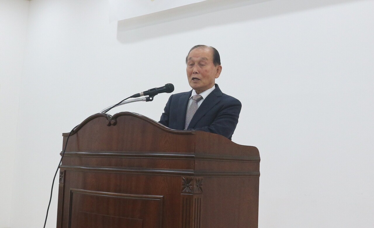 격려사를 하는 김두봉 뎐합회장. 